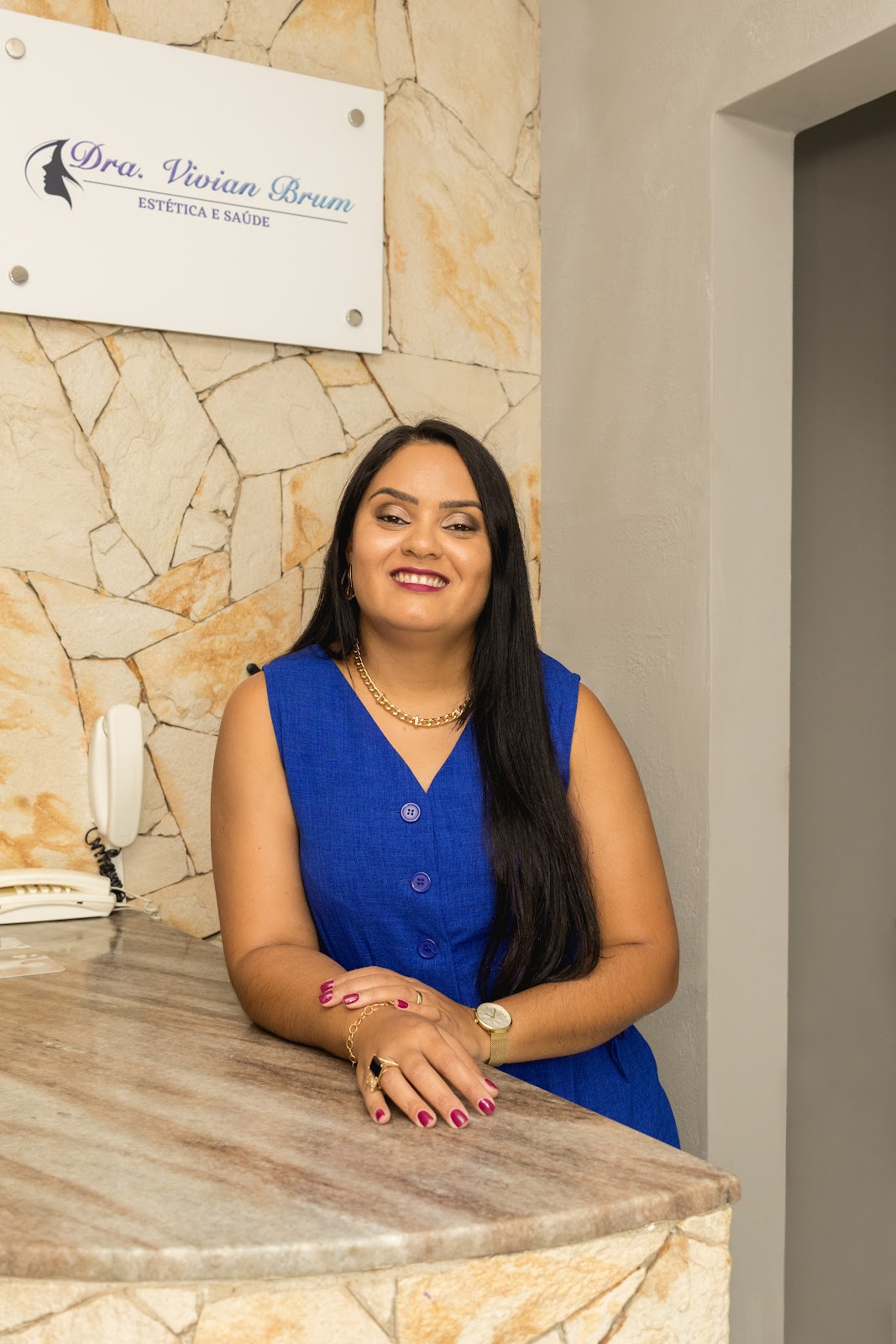 Dra. Vívian Brum na recepção da clínica